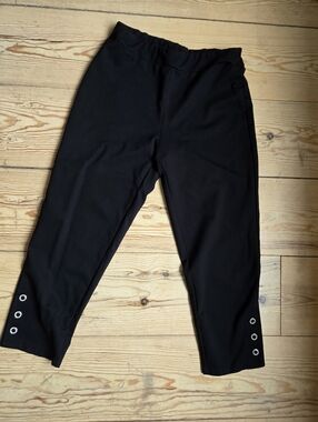 GG Collection Black Pull-On Capri Pants Grommet Hem L